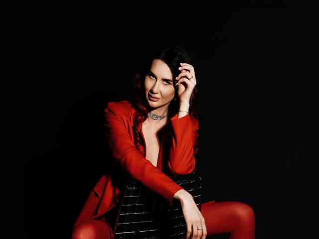 Lady_RedAlexa_