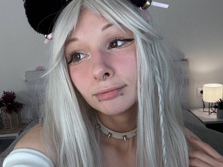 BLONDIES GOT NO HEART BUT I DO