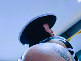 Can I be your hot cowgirl? 🔥