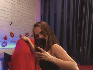 The kitty wants to play..