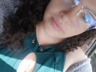 I like green, highlight my eyes