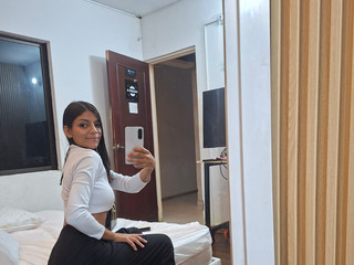 LOOKS THIS PRETTY FACE}