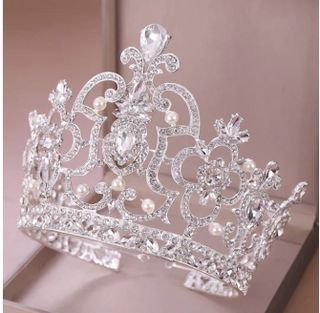 I WANNA WEAR MY SEXY QUEEN OF QUEENS CROWN !!!