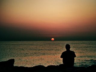 Viendo el atardecer en el mar