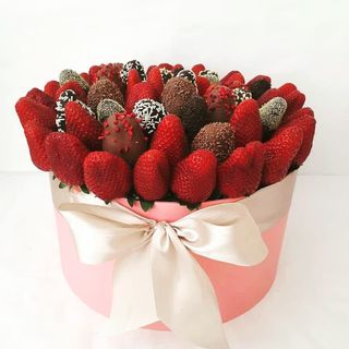 BOUQUET OF STRAWBERRIES IN CHOCOLATE