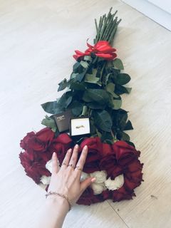 ROSES ROSES FOR A BEAUTIFUL GIRL!!!